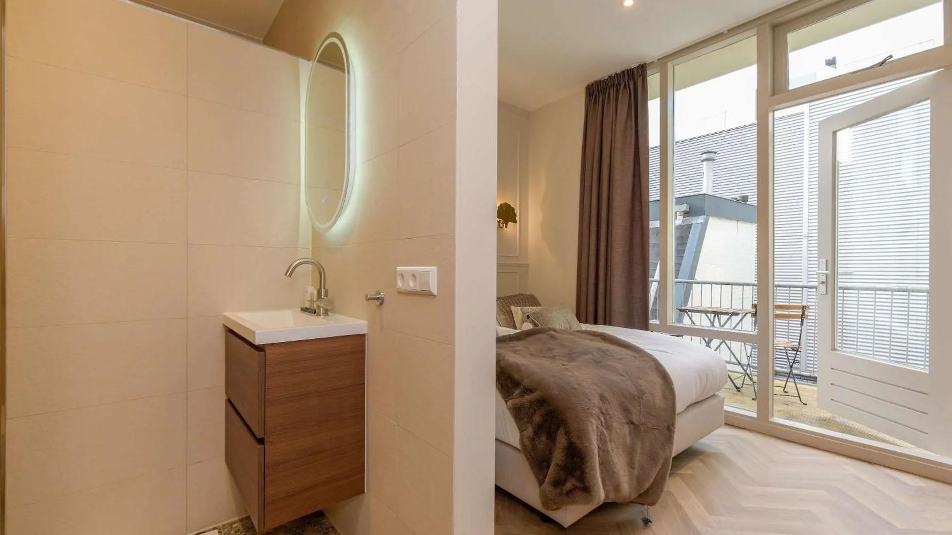 Room With Single Beds And Balcony La Haye Mini-hôtel